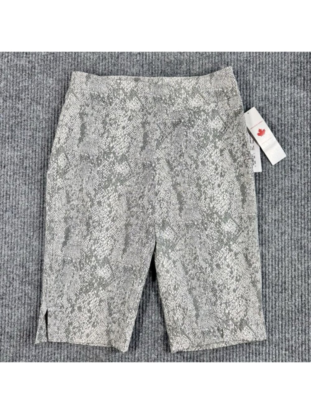 Tribal Brand Shorts Womens 6 Gray White Pull On Bermuda Snakeskin Print Stretch
